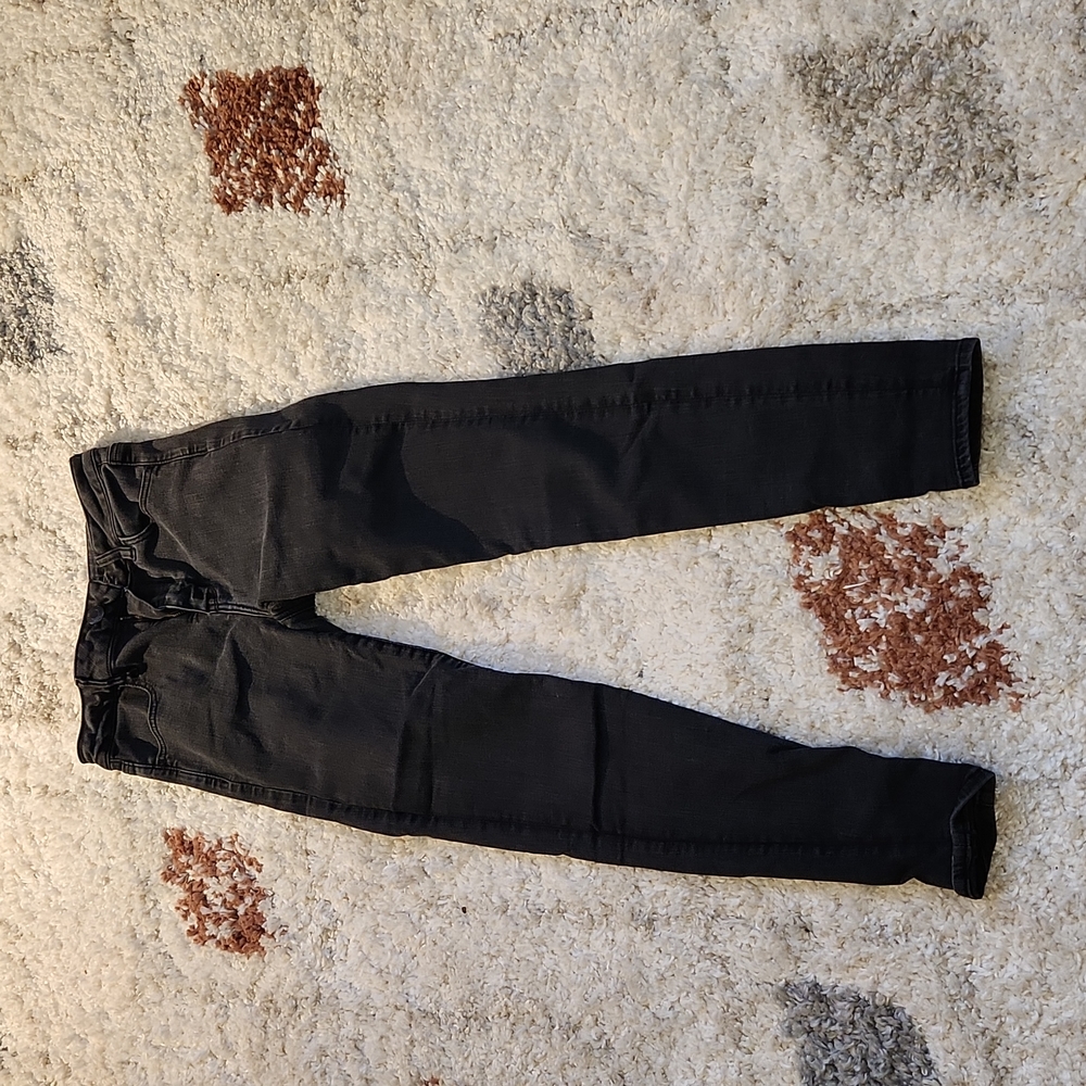 High waisted American eagle size 8 stretchy skinny jeans.